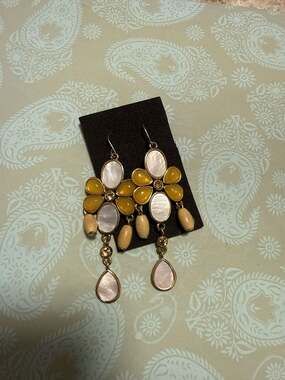 Vintage Gold Tone Yellow Floral Flower Pendant Necklace and Dangle Earrings Set